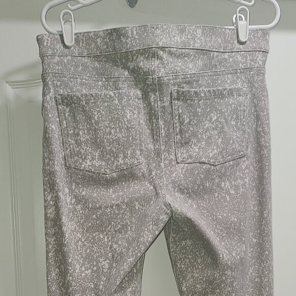 SPANX® SMALL ANKLE JEAN-ISH LEGGINGS WITH GRAY & CREAM MIX PATTERN - SIZE LARGE - Picture 4 of 16